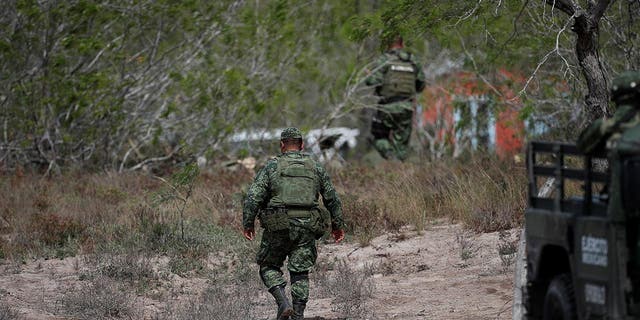 Personel militer berjalan di lokasi di mana pihak berwenang menemukan mayat dua dari empat orang Amerika yang diculik oleh pria bersenjata, di Matamoros, Meksiko 7 Maret 2023. 