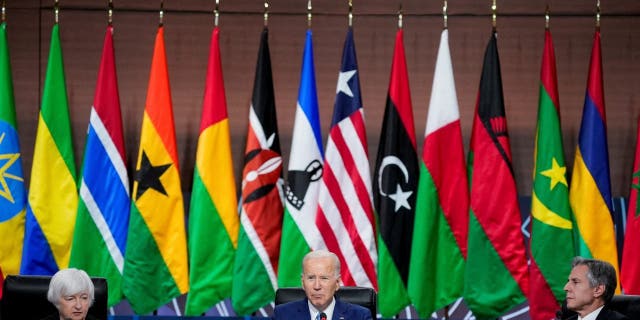 La secretaria del Tesoro de EE. UU., Janet Yellen, el presidente Joe Biden y el secretario de Estado, Antony Blinken, asisten a la sesión de clausura de la Cumbre de líderes de EE. UU. y África sobre la mejora de la seguridad alimentaria y la resiliencia de los sistemas alimentarios, en el Centro de Convenciones Walter E. Washington, en Washington, D.C. , EE. UU., 15 de diciembre de 2022.