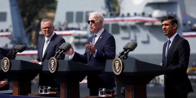 El presidente Biden, en el centro, el primer ministro australiano Anthony Albanese y el primer ministro británico Rishi Sunak, a la izquierda, pronuncian comentarios sobre la Asociación entre Australia, el Reino Unido y los Estados Unidos (AUKUS), después de una reunión trilateral, en la Base Naval de Point Loma en San Diego, en marzo. 13 , 2023.