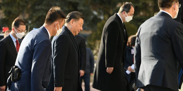 Chinese President Xi Jinping, center, arrived with his entourage at the Moscow Kremlin on Monday.