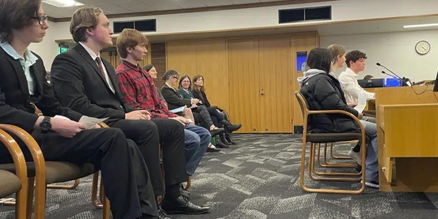 Di ruang dengar pendapat di Oregon State Capitol di Salem, Ore., Kamis, 9 Maret 2023, siswa sekolah menengah bersaksi, di sebelah kanan, dan yang lainnya duduk, menunggu giliran untuk melakukannya, untuk mendukung RUU yang memerlukan iklim. mengubah instruksi di sekolah umum dari taman kanak-kanak hingga kelas 12.