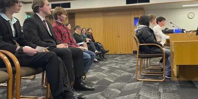 Di ruang dengar pendapat di Oregon State Capitol di Salem, Ore., Kamis, 9 Maret 2023, siswa sekolah menengah bersaksi, di sebelah kanan, dan yang lainnya duduk, menunggu giliran untuk melakukannya, untuk mendukung RUU yang memerlukan iklim. mengubah instruksi di sekolah umum dari taman kanak-kanak hingga kelas 12.