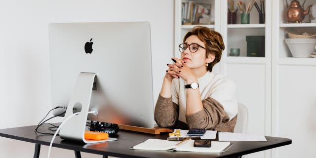 Wanita di Desktop Mac