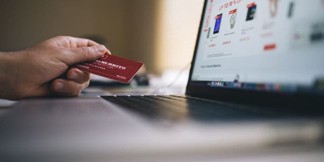 Lihat apakah toko tersebut memiliki alamat fisik dan nomor telepon yang tercantum di situs webnya.
