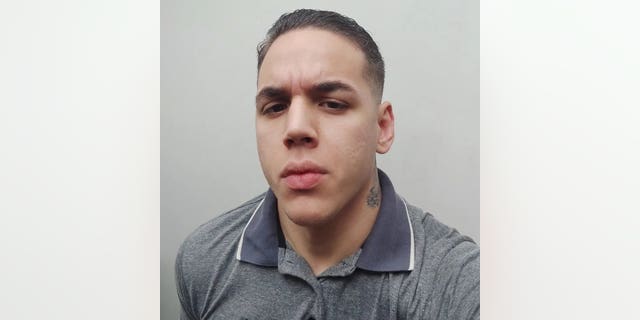 Un hombre sospechoso de canibalismo ha sido detenido en el aeropuerto después de que la policía encontrara "trozos de carne" en una maleta 4 Pegula Mendes Fernández, de 26 años, fue arrestada esta semana después de que las autoridades del aeropuerto descubrieran que había falsificado documentos de viaje y contenía su bolso. "Cortar la carne."