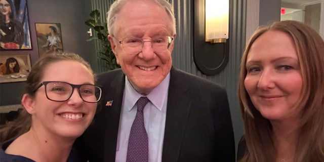 CEO Forbes Media Steve Forbes dengan "Pemuda yang Dicuri"<i> </i>penulis Bethany Mendel, kiri, dan Karol Markowicz.”/></source></source></source></source></picture></div>
<div class=