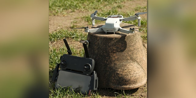 Sebuah drone pengiriman dan pengontrol.