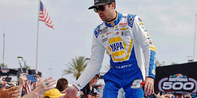 Chase Elliott menyapa para penggemar sebelum NASCAR Daytona 500 pada 19 Februari 2023, di Pantai Daytona, Florida.