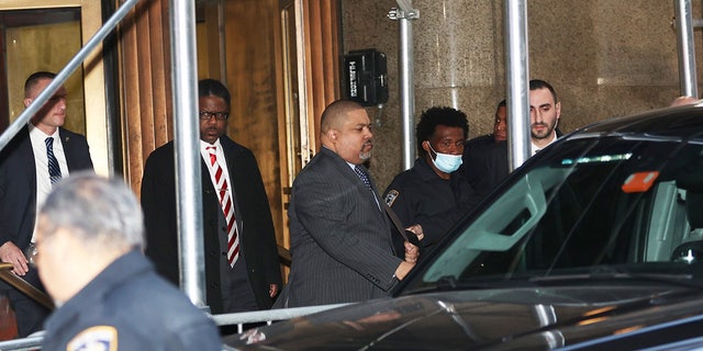 Jaksa Distrik Manhattan Alvin Bragg terlihat meninggalkan Gedung Pengadilan Manhattan pada 30 Maret 2023 di New York City.