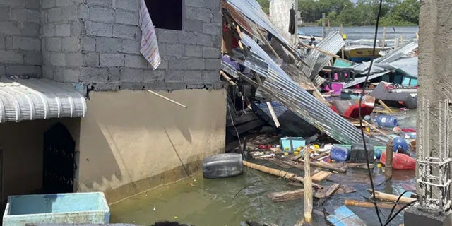 Barang-barang rumah tangga mengapung di air setelah gempa mengguncang Machala, Ekuador, Sabtu 18 Maret 2023. 