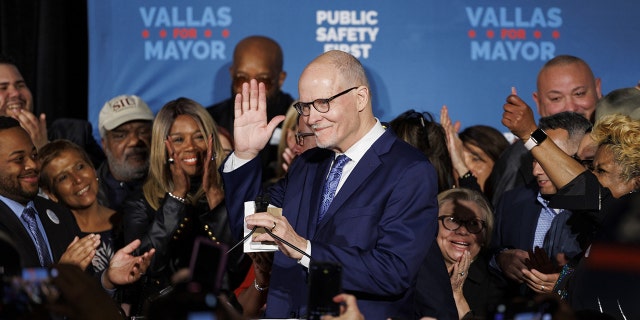 Former Chicago Public Schools CEO Paul Vallas is the best candidate for reducing crime and reviving business in the city, Pastor Corey Brooks said.
