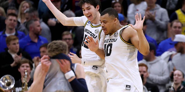 Jackson Francois, #12, y Nick Honor, #10 de los Missouri Tigers celebran después de derrotar a los Utah State Aggies en la primera ronda del Torneo de Baloncesto Masculino de la NCAA en el Golden 1 Center el 16 de marzo de 2023 en Sacramento, California.