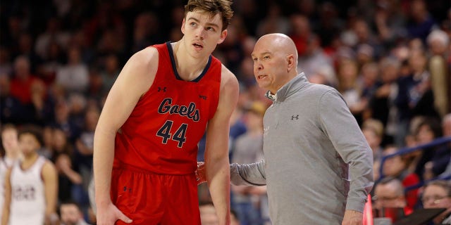 El guardia de St. Mary's Gaels, Alex Ducas (44), habla con el entrenador en jefe de St. Mary's Gaels, Randy Bennett, durante el juego entre St. Mary's Gaels y Gonzaga Bulldogs el 25 de febrero de 2023, en el McCarthy Athletic Center en Spokane, WA.