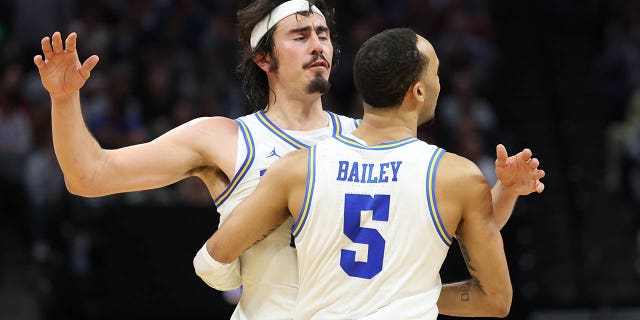 Amari Bailey #5 y Jaime Jaquez Jr. #24 de los UCLA Bruins reaccionan después de una anotación en la segunda mitad contra los Northwest Wildcats en la segunda ronda del Torneo de Baloncesto Masculino de la NCAA en el Golden 1 Center el 18 de marzo de 2023, en Sacramento, CA.