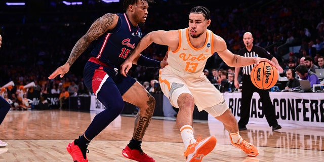 Olivier Nkamhoua #13 de los Voluntarios de Tennessee es custodiado por Alijah Martin #15 de los Florida Atlantic Owls durante la primera mitad de la ronda Sweet Sixteen del Torneo de Baloncesto Masculino de la NCAA 2023 celebrado en el Madison Square Garden el 23 de marzo de 2023 en la ciudad de Nueva York . 