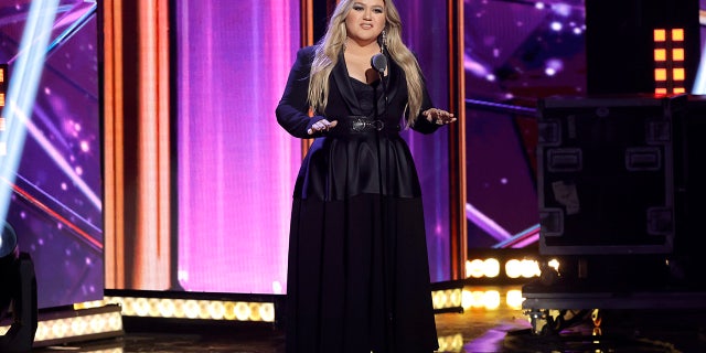 Kelly Clarkson speaks onstage during the 2023 iHeartRadio Music Awards.