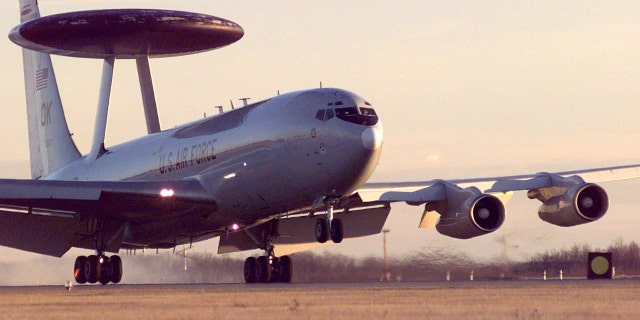 Dalam foto selebaran Angkatan Udara AS ini, sistem peringatan dan kontrol lintas udara E-3 Sentry (AWACS) mendarat pada 11 November 1997, di Cold Lake, Kanada.