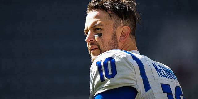 AJ McCarron #10 de los St Louis Battlehawks mira antes del partido de la XFL contra los DC Defenders en Audi Field el 5 de marzo de 2023 en Washington, DC.