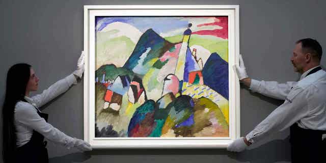 Una pintura de Kandinsky que ha pasado décadas en un museo holandés se subastará por 44,9 millones de dólares 4 El dibujo "Murnau con la segunda iglesia" El artista ruso Wassily Kandinsky durante una vista previa para los medios de la subasta de Sotheby's en Londres el 22 de febrero de 2023. La pieza se vendió por 44,9 millones de dólares en una subasta el 1 de marzo de 2023.