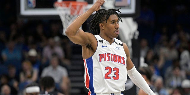El escolta de los Detroit Pistons, Jaden Ivey, #23, reacciona después de anotar 3 puntos durante la primera mitad de un partido de baloncesto de la NBA contra el Orlando Magic, el jueves 23 de febrero de 2023 en Orlando, Florida.