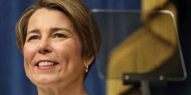 Gubernur Massachusetts Maura Healey tersenyum saat upacara peresmian di Statehouse pada 5 Januari 2023, di Boston. Healey meluncurkan proposal anggaran pada 1 Maret 2023, yang disorot oleh community college gratis untuk penduduk berusia 25 tahun ke atas.