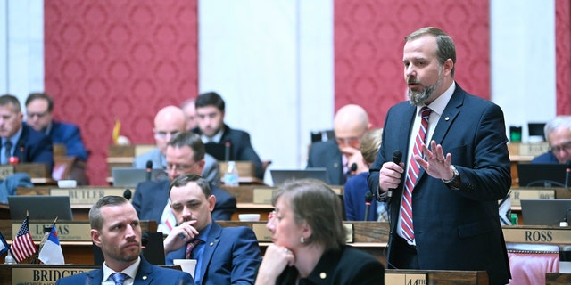 Republik Virginia Barat Del. Todd Kirby berbicara untuk mendukung RUU yang akan menciptakan ujian bagi pengadilan untuk diterapkan ketika orang menantang peraturan pemerintah yang mereka yakini mengganggu hak konstitusional mereka untuk kebebasan beragama di House of Delegates Chamber of State Capitol di Charleston, W.Va.