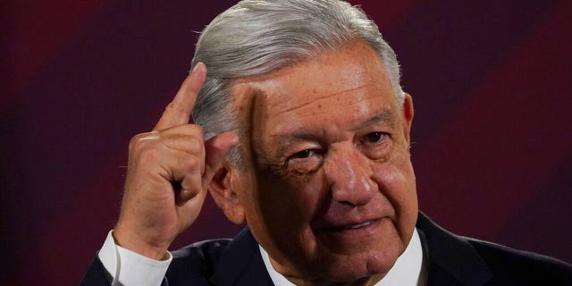 El presidente mexicano ha sido acusado de interceptar teléfonos de activistas y de violar su compromiso 4 La administración del presidente mexicano Andrés Manuel López Obrador ha sido acusada de utilizar software espía para recopilar información sobre activistas de derechos humanos.