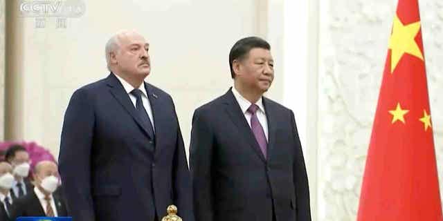 Presiden Belarusia Alexander Lukashenko, kiri, dan Presiden Tiongkok Xi Jinping menghadiri upacara penyambutan di Beijing, Tiongkok, pada 1 Maret 2023. Para presiden bergabung pada Rabu dalam mendesak gencatan senjata dan negosiasi dalam perang Rusia dengan Ukraina.
