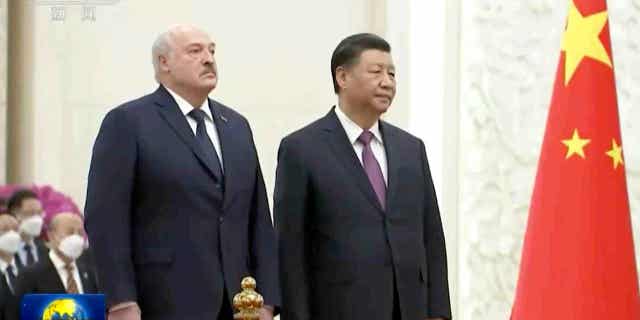 Presiden Belarusia Alexander Lukashenko, kiri, dan Presiden Tiongkok Xi Jinping menghadiri upacara penyambutan di Beijing, Tiongkok, pada 1 Maret 2023. Para presiden bergabung pada Rabu dalam mendesak gencatan senjata dan negosiasi dalam perang Rusia dengan Ukraina.