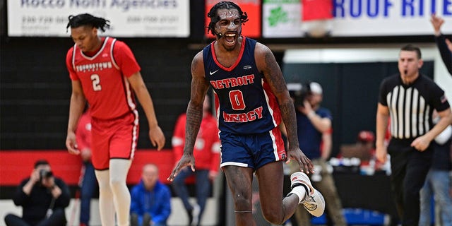 El escolta de Detroit Mercy, Antoine Davis, centro, reacciona después de hacer un gol de campo de 3 puntos en la segunda mitad de un partido de baloncesto universitario de la NCAA contra Youngstown State en los cuartos de final del Torneo de la Liga Horizon el jueves 2 de marzo de 2023 en Youngstown, Ohio.