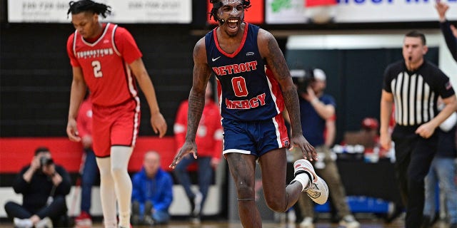 El escolta de Detroit Mercy, Antoine Davis, centro, reacciona después de hacer un gol de campo de 3 puntos en la segunda mitad de un partido de baloncesto universitario de la NCAA contra Youngstown State en los cuartos de final del Torneo de la Liga Horizon el jueves 2 de marzo de 2023 en Youngstown, Ohio.