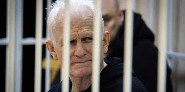 Ales Bialiatski duduk di kandang terdakwa selama sesi pengadilan di Minsk, Belarusia, pada 5 Januari 2023. Pengadilan menjatuhkan hukuman 10 tahun penjara kepada Ales Bialiatski, pembela hak asasi manusia Belarusia. 