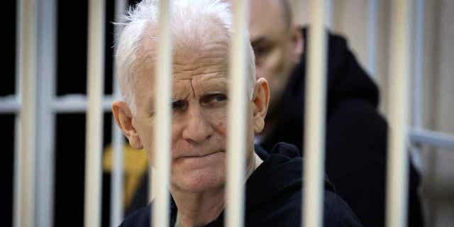 Ales Bialiatski duduk di kandang terdakwa selama sesi pengadilan di Minsk, Belarusia, pada 5 Januari 2023. Pengadilan menjatuhkan hukuman 10 tahun penjara kepada Ales Bialiatski, pembela hak asasi manusia Belarusia.