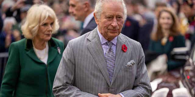 Raja Inggris Charles III berjalan untuk menemui anggota masyarakat setelah upacara di York, Inggris, pada 9 November 2022. Raja Charles III akan melakukan perjalanan ke Prancis dan Jerman untuk kunjungan kenegaraan pertamanya sejak menjadi raja.