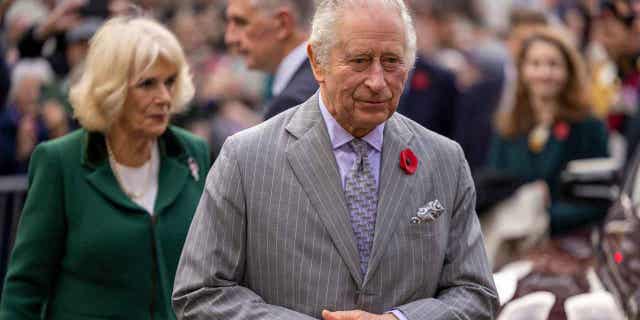 Raja Inggris Charles III berjalan untuk menemui anggota masyarakat setelah upacara di York, Inggris, pada 9 November 2022. Raja Charles III akan melakukan perjalanan ke Prancis dan Jerman untuk kunjungan kenegaraan pertamanya sejak menjadi raja.