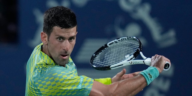 El serbio Novak Djokovic devuelve el balón a Daniil Medvedev durante su partido de semifinales en el Dubai Duty Free Tennis Championships en Dubai, Emiratos Árabes Unidos, el viernes 2 de marzo de 2023. 