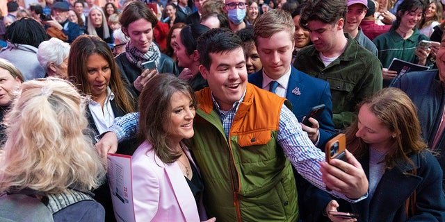 Marianne Williamson berfoto dengan seorang pendukung saat dia meluncurkan kampanye presiden 2024 di Washington, DC, Sabtu, 4 Maret 2023.
