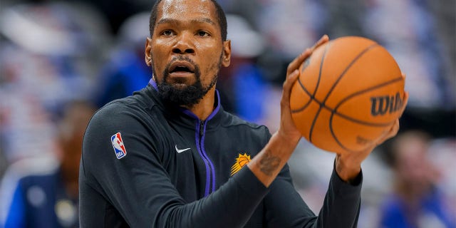 El alero de los Phoenix Suns, Kevin Durant, calienta antes del partido de los Mavericks, el domingo 5 de marzo de 2023, en Dallas.