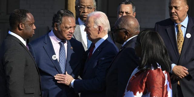 Pendeta Jesse Jackson, kedua dari kiri, berbicara dengan Presiden Joe Biden di Selma, Alabama, Minggu, 5 Maret 2023, saat Biden tiba untuk memperingati 58 tahun "Minggu berdarah," peristiwa penting dari gerakan hak-hak sipil.