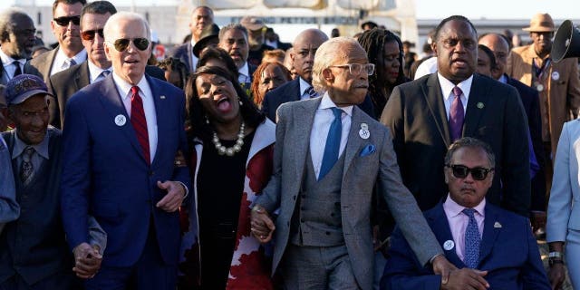 Presiden Joe Biden berjalan melintasi Jembatan Edmund Pettus di Selma, Alabama, Minggu, 5 Maret 2023.