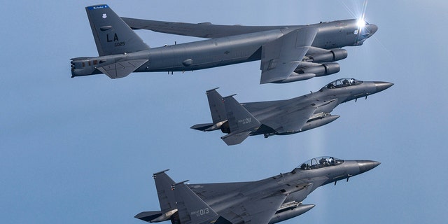 In this photo provided by the South Korean Ministry of Defense, a US Air Force B-52H Stratofortress (top) flies in formation with South Korean Air Force F-15K fighter jets over the western sea of ​​the Korean Peninsula during a joint exercise. in South Korea.  Korea, Monday, March 6, 2023