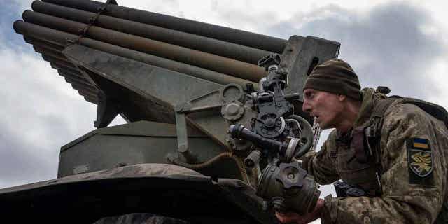 Un paracaidista ucraniano dispara con su MSLR BM-21 "un graduado" Hacia las posiciones rusas en la línea del frente cerca de Krymina, Ucrania, el 9 de marzo de 2023. Ucrania fue el tercer mayor importador de armas en 2022.