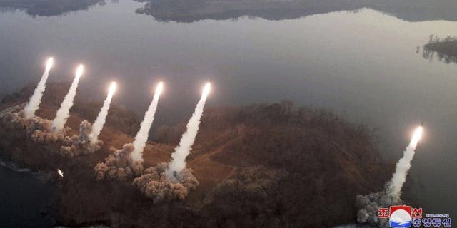 Un simulacro de artillería en un lugar no revelado en Corea del Norte, el jueves 9 de marzo de 2023.