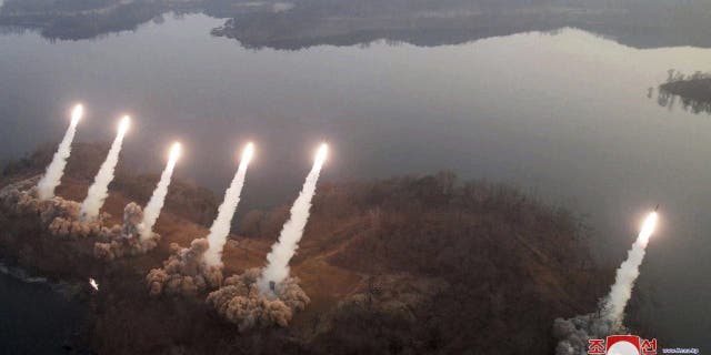 Las fuerzas de Corea del Norte simulan un ataque contra Corea del Sur, mientras Kim observa 7 Un simulacro de artillería en un lugar no revelado en Corea del Norte, el jueves 9 de marzo de 2023.