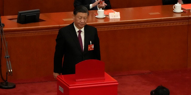 Presiden China Xi Jinping mendongak setelah memberikan suaranya untuk memilih pemimpin negara selama sesi Kongres Rakyat Nasional China (NPC) di Aula Besar Rakyat di Beijing, Jumat, 10 Maret 2023. 