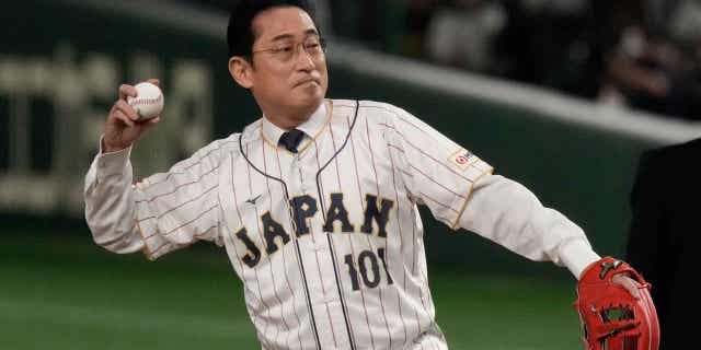 Perdana Menteri Jepang Fumio Kishida melakukan lemparan pertama seremonial menjelang pertandingan putaran pertama antara Korea Selatan dan Jepang di World Baseball Classic di Tokyo, Jepang, pada 10 Maret 2023.