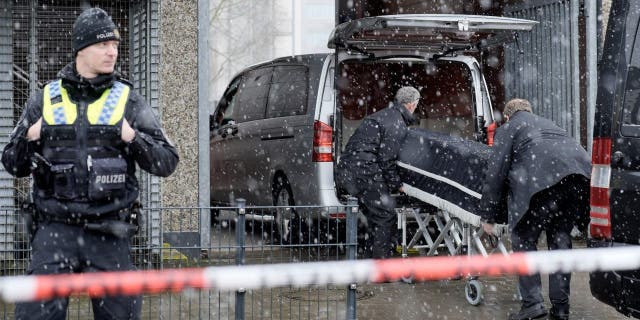 Tiroteo en Alemania: 7 muertos, incluido un niño por nacer, en una reunión de los Testigos de Jehová 4 Los cuerpos se retiran del edificio de los testigos de Jehová y se cargan en salas de conferencias en Hamburgo, Alemania, el viernes 10 de marzo de 2023.