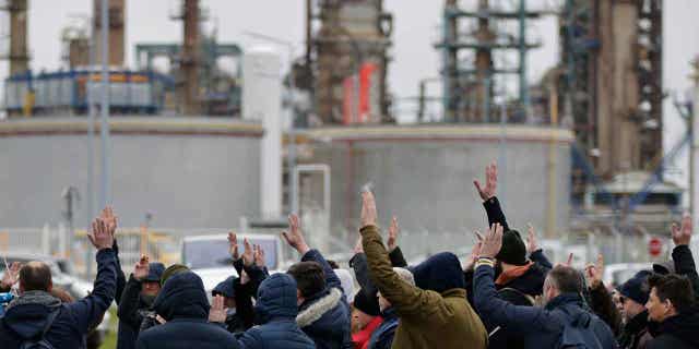 El presidente francés, Emmanuel Macron, insiste en que la reforma de las pensiones debe reformarse mientras millones siguen en huelga 4 Los trabajadores petroleros votan para renovar una huelga en una refinería de petróleo en Francia el 10 de marzo de 2023 en París. El presidente francés, Emmanuel Macron, ha insistido en la necesidad de reformar el sistema de pensiones del país para que sea más sostenible en el futuro.