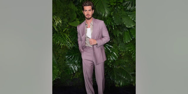 Andrew Garfield otsustas vaibal kanda popvärvi.