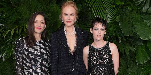 Marion Cotillard, Nicole Kidman et Kristen Stewart ont posé ensemble pour une photo lors du dîner Chanel et Charles Finch.